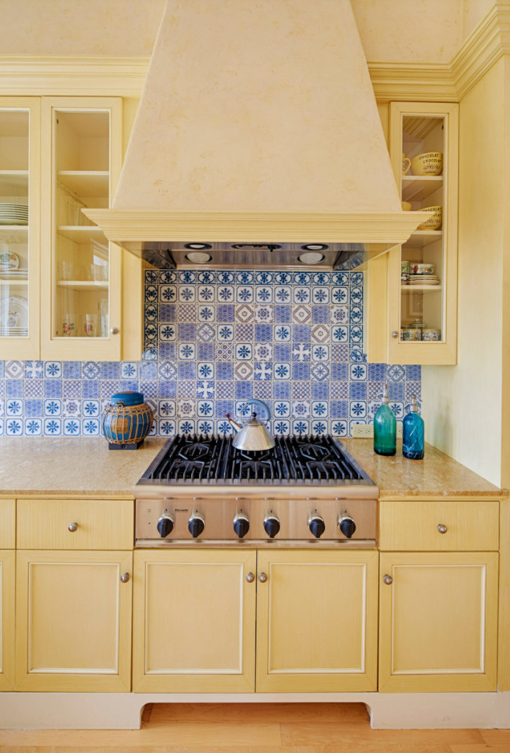 cream colored kitchen with very peri backsplash